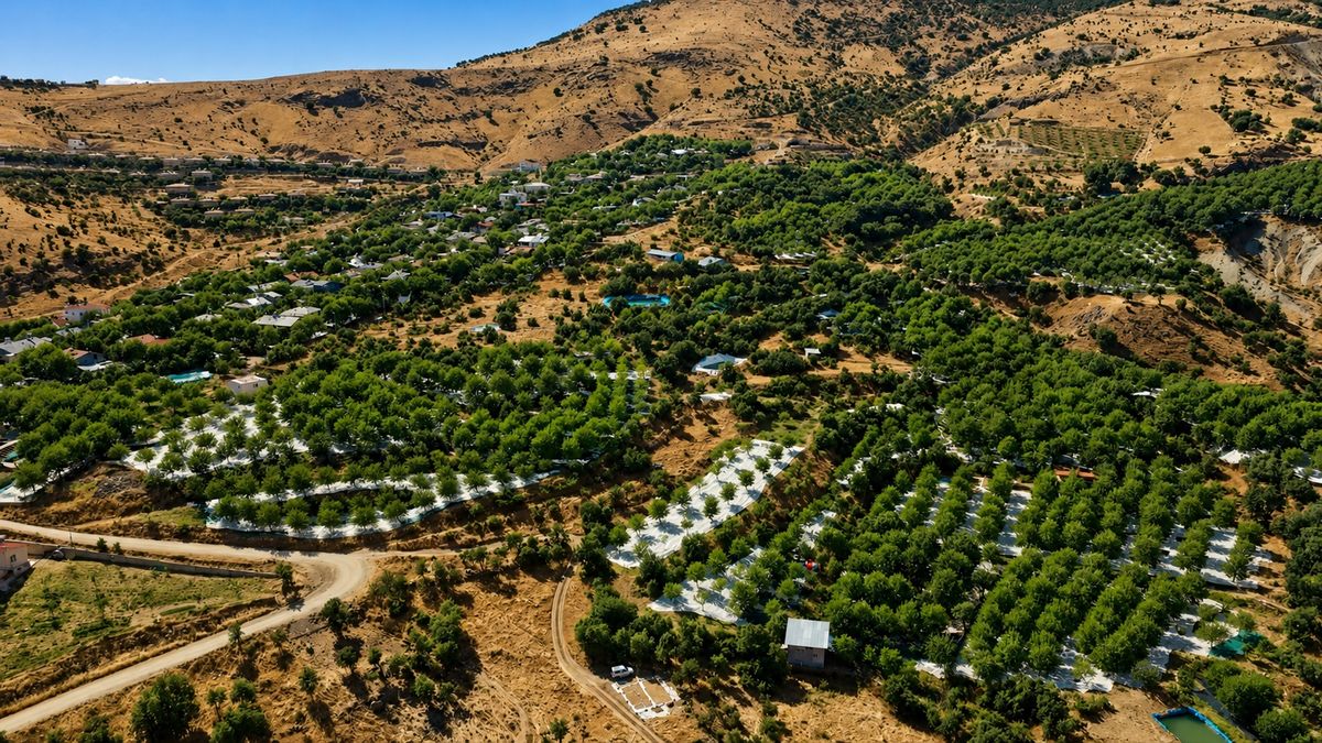 Çemişgezek, Tunceli — köylerin ve bahçelerin bulunduğu vadi